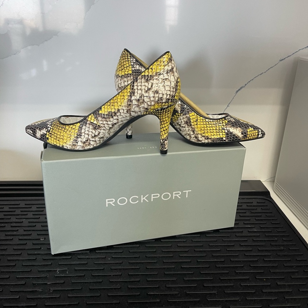 ROCKPORT 75mm Total Motion Women’s Pump Sz 6M  CH6723 Yellow Black Grey Snake - Picture 3 of 10